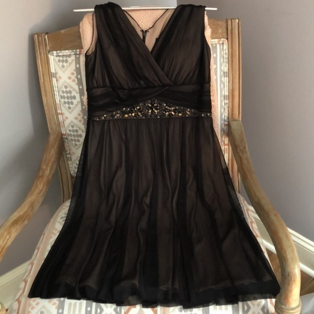 Pretty party dress made by Jessica Howard in a size‎ 10 the dress is black